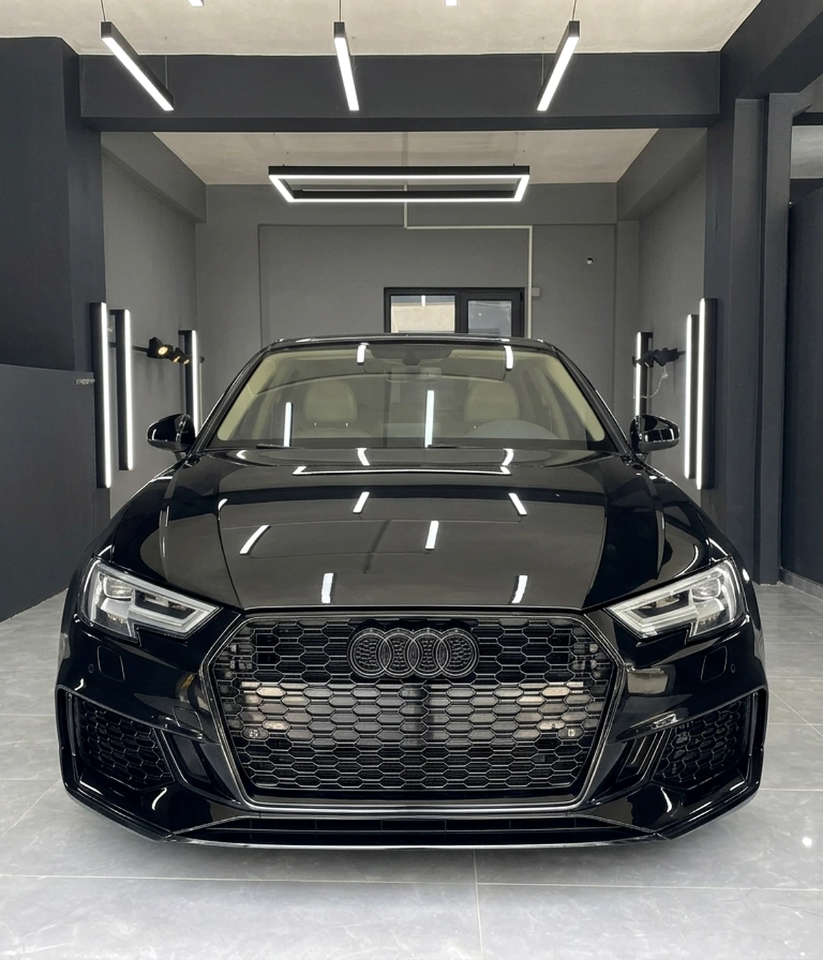 Audi RS3 stüdyo ışıkları altında yüzey kontrolü — Sezer Garage 54 Karasu
